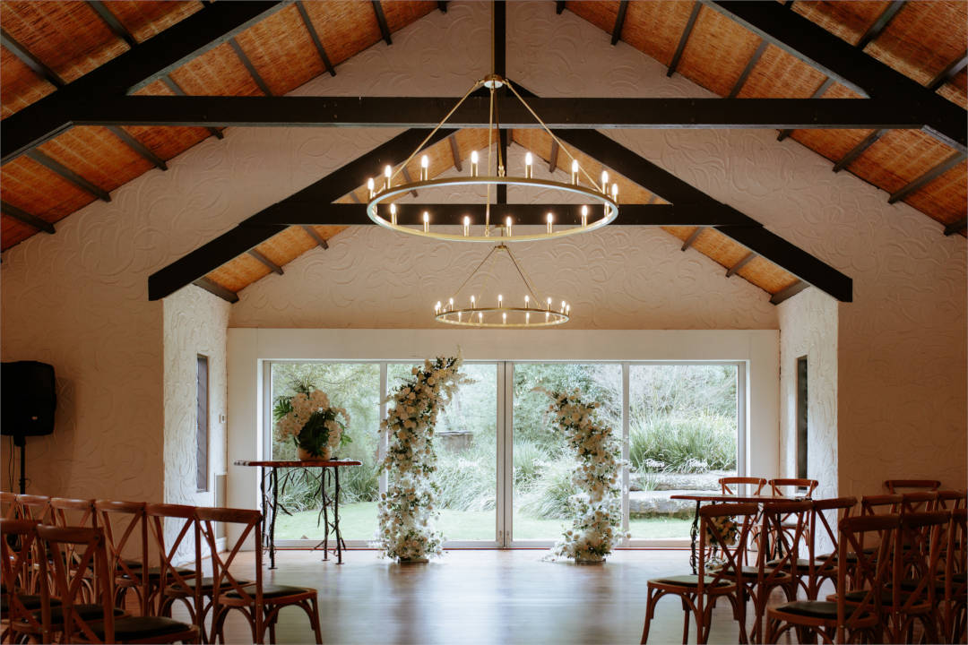 Potters Receptions MWB37_Potters Receptions_indoor venue_wedding aisle_straw roof_wedding flowers