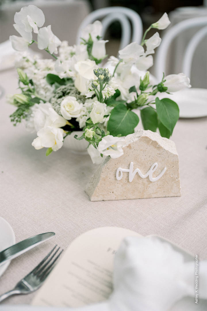 MWB37_Heavenly Creations_flowers_white flowers_wedding_centrepiece_table number